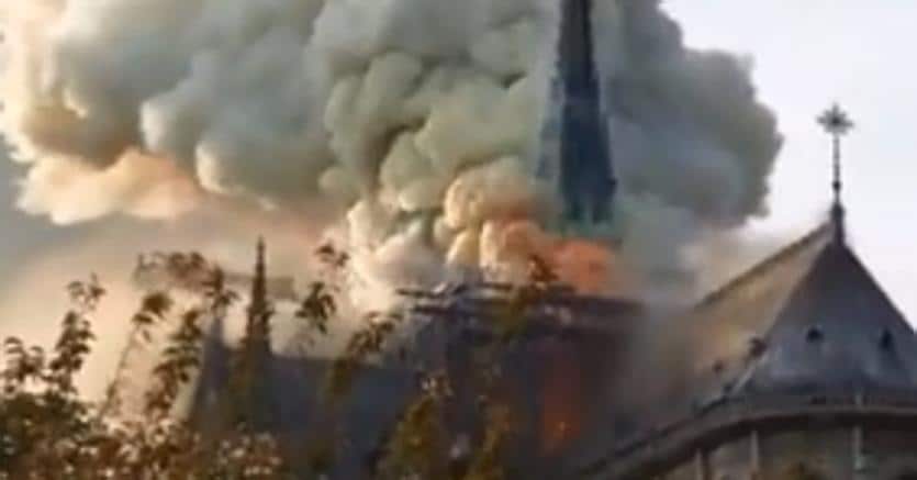 Parigi, grosso incendio in corso a Notre-Dame Parigi, grosso incendio in corso a Notre-Dame