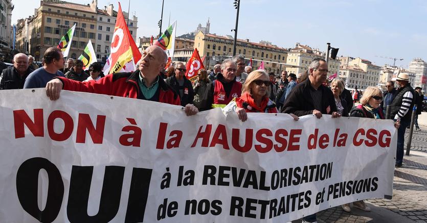 Manifestazione a difesa delle pnesioni a Marsiglia, in Francia