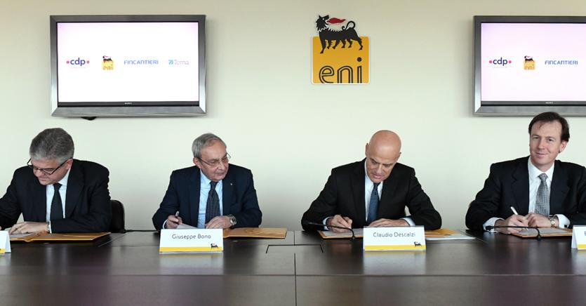 La firma dell’accordo tra  i quattro ceo: Ferraris (Terna, da sinistra), Bono (Fincantieri), Descalzi (Eni) e Palermo (Cdp)