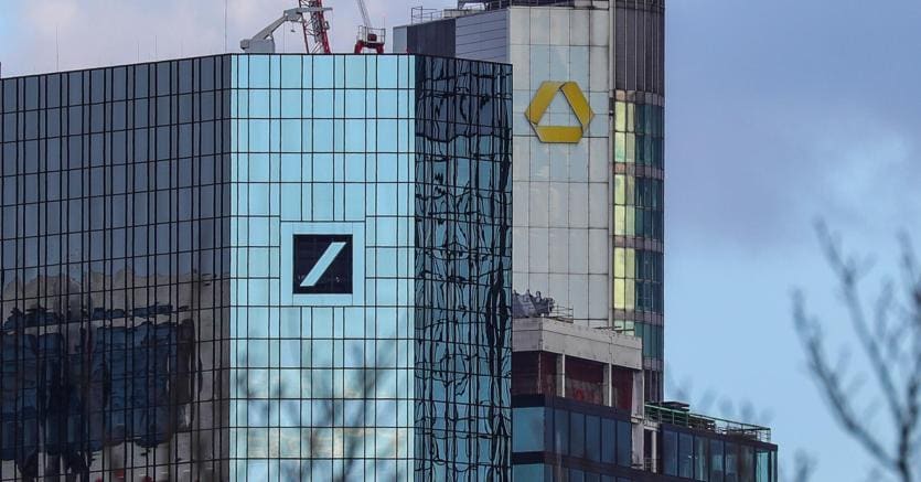 Francoforte. Le sedi di Deutsche Bank e Commerzbank (Epa)