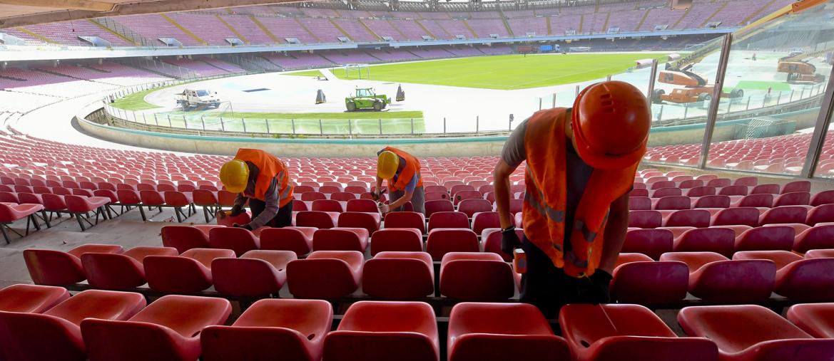 Al via i lavori allo stadio San Paolo per la prossima Universiade Napoli 2019. Prova per i nuovi sediolini che sostituiranno i vecchi di colore rosso da oggi in fase di smantellamento, 9 aprile 2019 (Ansa).