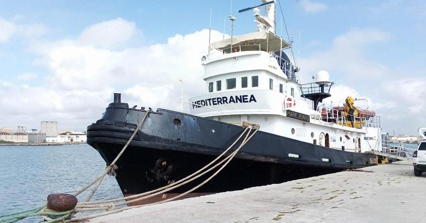 La “Mare Jonio” di Mediterranea Saving Human, unica nave battente bandiera italiana che soccorre i migranti al largo della Libia (foto Ansa)