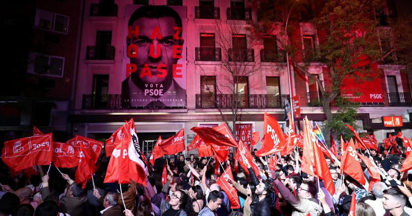 Militanti socialisti festeggiano la vittoria in Spagna (Reuters)