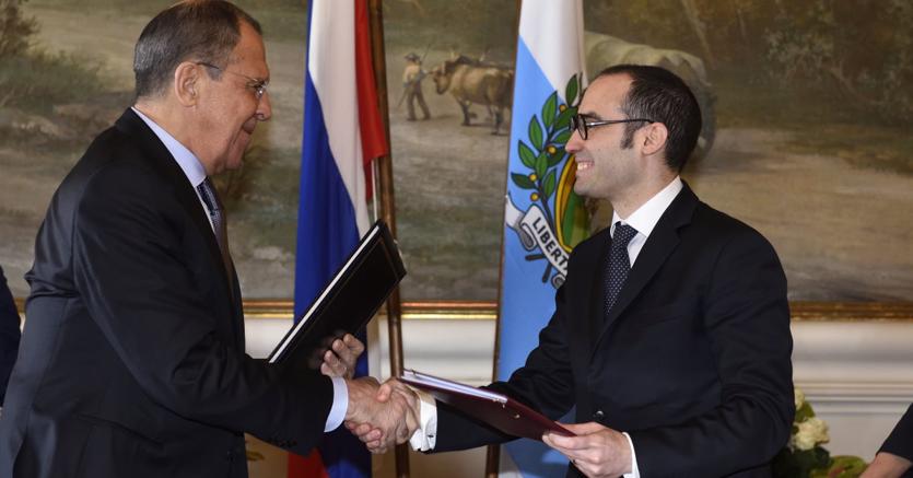 La stretta  di mano tra il ministro  degli Esteri russo Sergej Lavrov e quello sammarinese Nicola Renzi