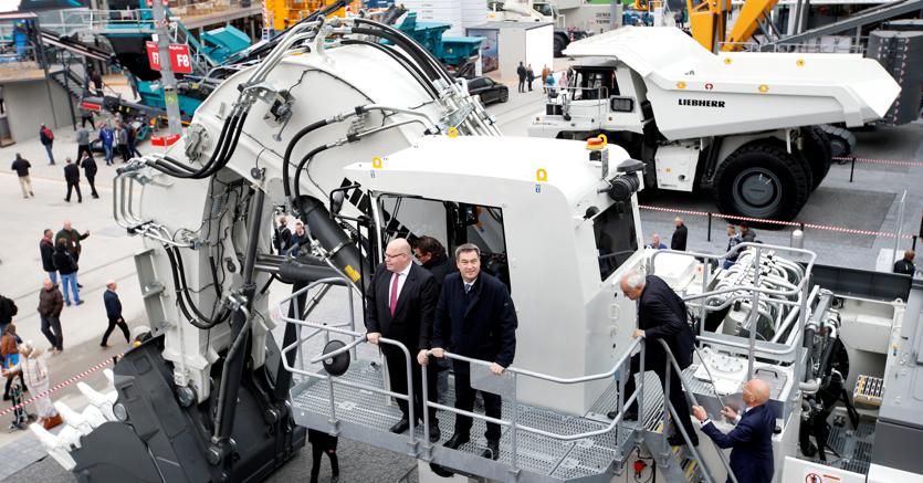 Il ministro dell’Economia Peter Altmeier con Markus Soeder, primo ministro della Baviera, alla fiera dei macchinari per costruzioni a Monaco di Baviera (Reuters)