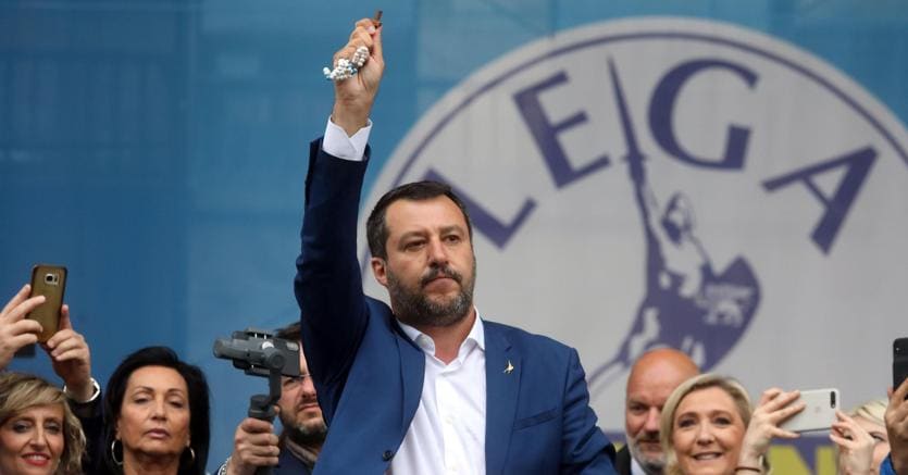 Salvini E Il Rosario Critiche Dal Mondo Cattolico Il Sole 24 Ore