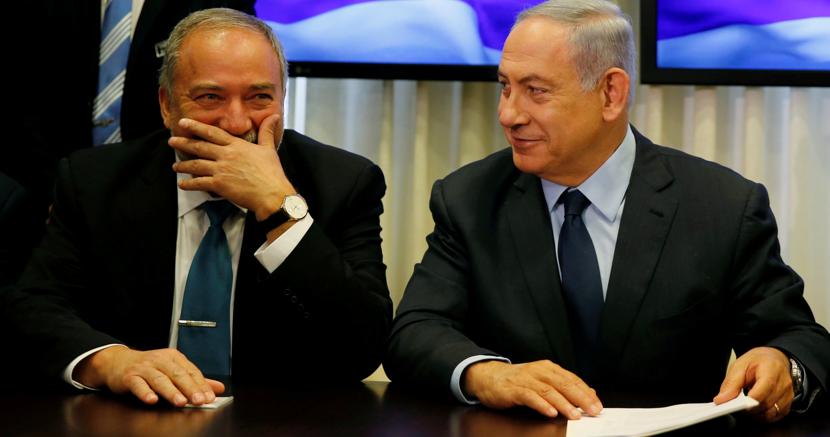 Il leader dell’ultradestra israeliana Lieberman con il premier Netanyahu (Reuters)