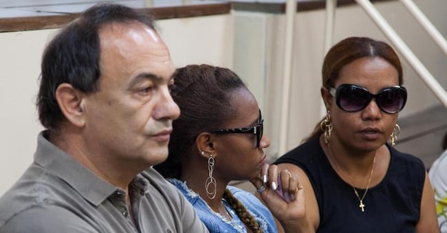 L'ex sindaco di Riace Domenico Lucano in aula all'inizio dell'udienza del processo che lo vede imputato, insieme ad altre 26 persone, per reati legati alla gestione del sistema di accoglienza dei migranti ( ANSA) 
