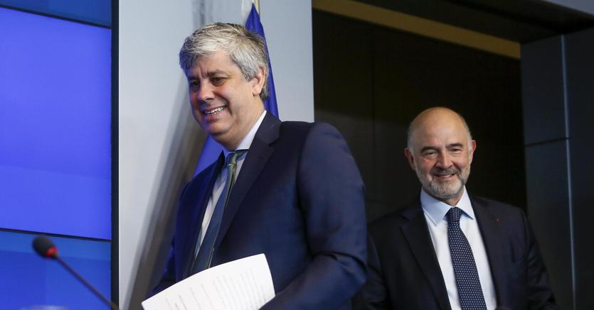 Il presidente dell’Eurogruppo Mario Centeno (a sinistra) con il commissario agli Affari monetari Pierre Moscovici