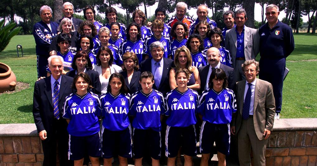 Il gruppo della Nazionale femminile in partenza per i Mondiali americani, nel 1999 (Ansa) 