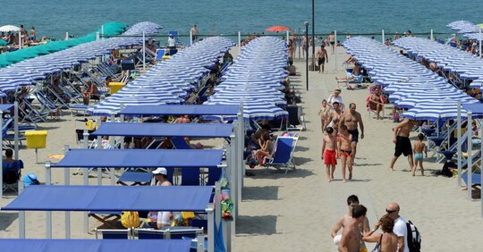Gli italiani tirano la cinghia, niente ferie per 20 milioni ...