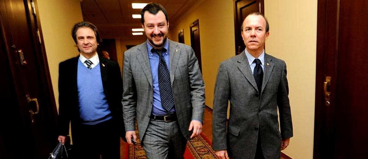 Il vicepremier Matteo Salvini tra l’avvocato Gianluca Meranda e Gianluca Savoini 