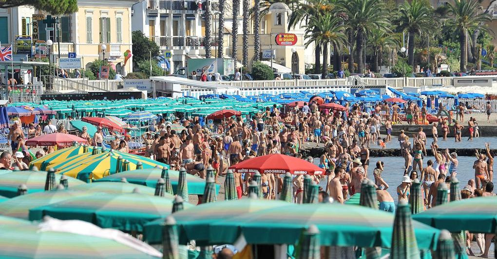 In Liguria quasi il 70% delle spiagge è occupato da stabilimenti (foto Ansa)  