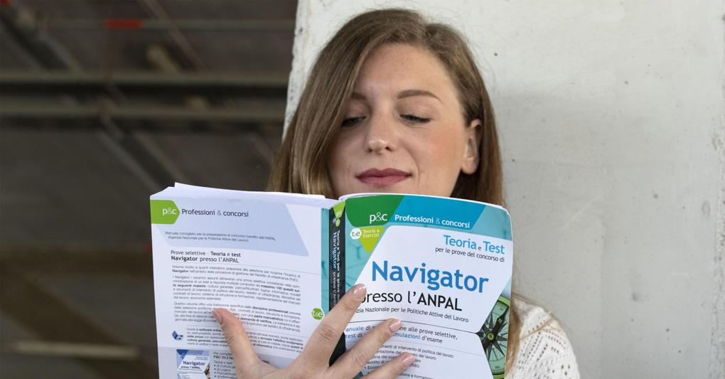 Una ragazza si prepara per la selezione per diventare navigator (foto Ansa) 