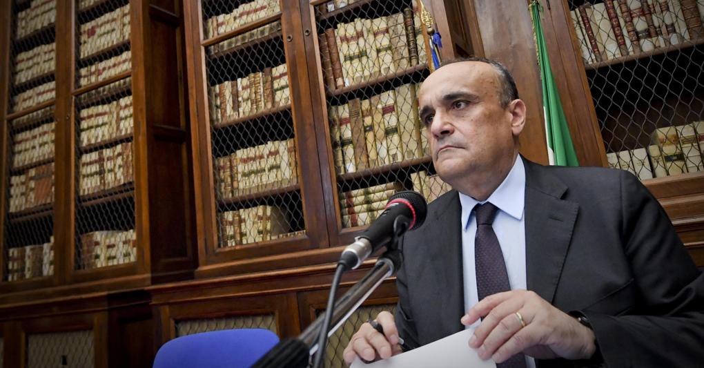 Il ministro dei Beni culturali Alberto Bonisoli alla Biblioteca Nazionale di Napoli (ANSA / CIRO FUSCO) 
