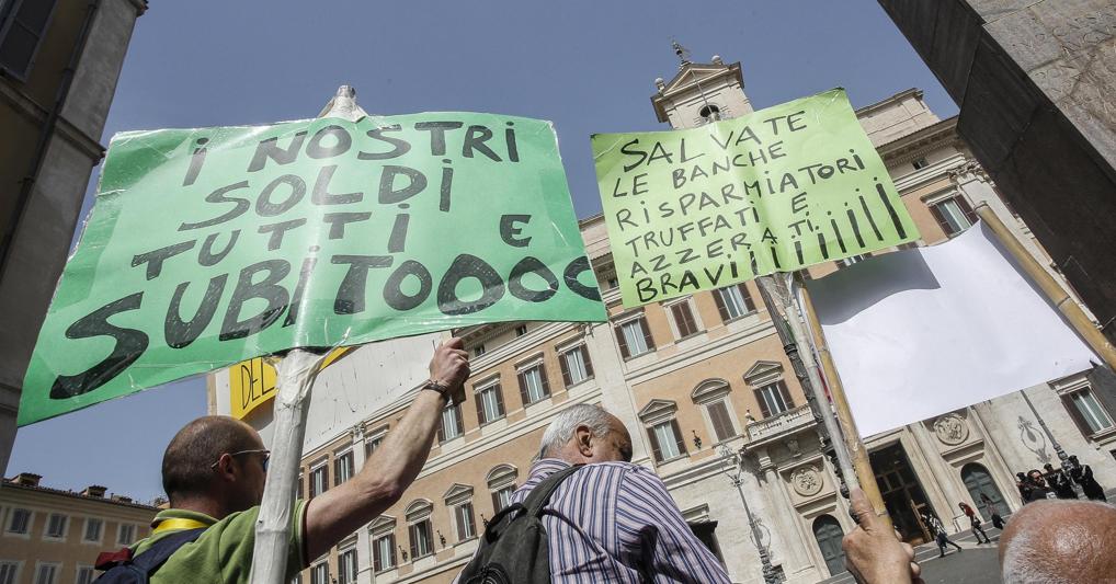 Le vittime dei crack bancari (Ansa) 