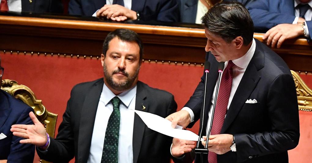 Il presidente del Consiglio Giuseppe Conte interviene al Senato, prima di salire al Colle per rassegnare le dimissioni. Al suo fianco, il vicepremier Matteo Salvini (foto Ansa)  