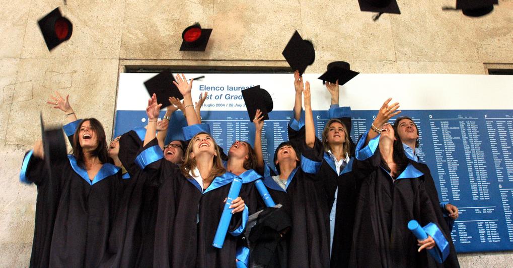Lavoro, Ocse: più laureati in Italia ma il titolo «rende» meno che altrove  - Il Sole 24 ORE