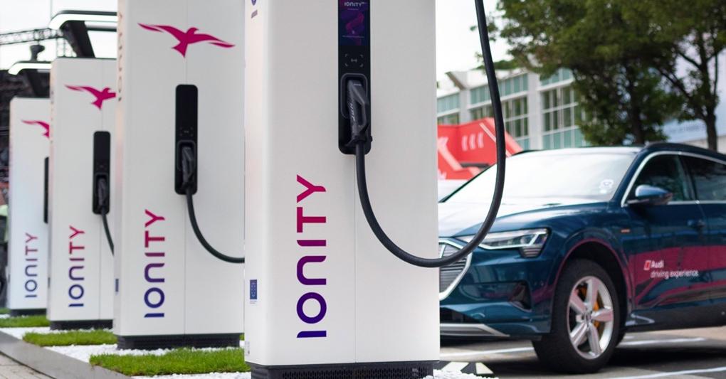 Il consorzio paneuropeo Ionity ha svelato una nuova colonnina ad alta potenza (350 kW per auto elettriche).Presenta un anello luminoso a Led multifunzionale che rende più facile l’individuazione in strada 