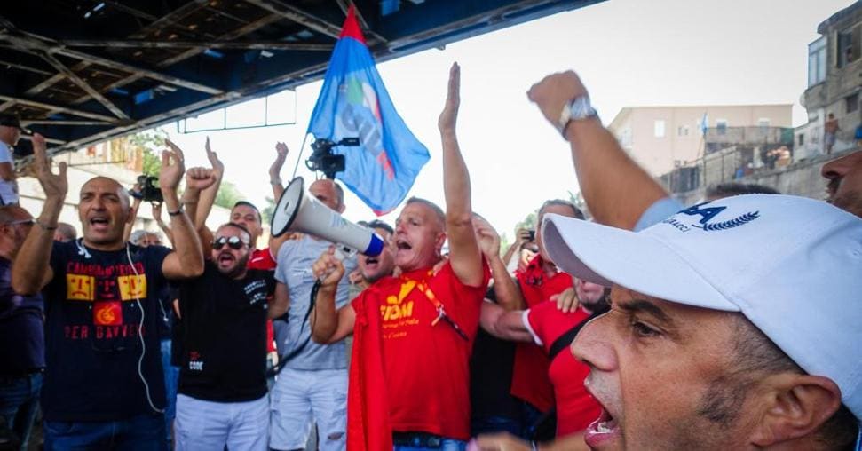 Whirlpool Di Napoli Ripartono Le Proteste Dei Lavoratori Il Sole 24 Ore