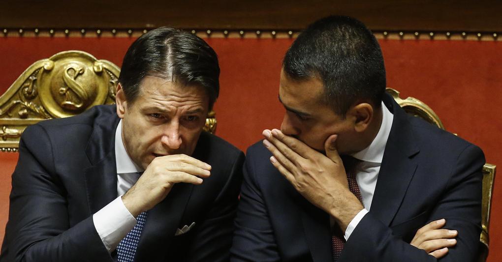 Da sinistra a destra, Giuseppe Conte e Luigi Di Maio. Il primo non ha chiuso all’ipotesi di aumentare il prelievo fiscale su merendine e voli aerei per recuperare risorse per scuola e università; il secondo ha detto no a nuovi balzelli (Ansa)  