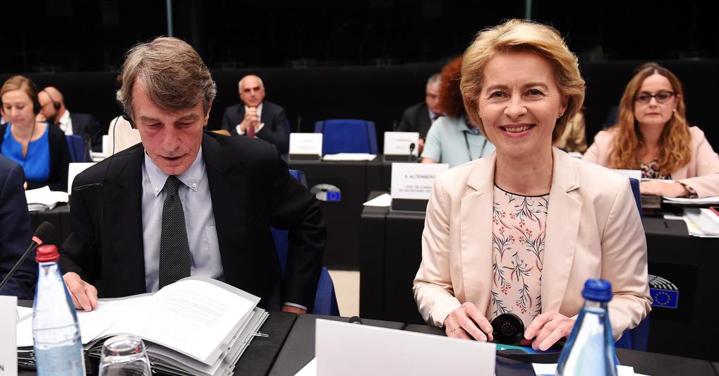 Il presidente del Parlamento europeo David Sassoli con la presidente designata della Commissione europea Ursula von der Leyen (Afp) 