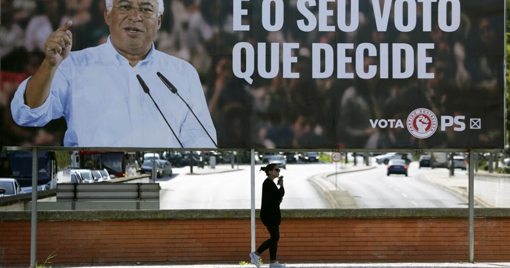 Un poster elettorale del premier socialista Antonio Costa a Lisbona 