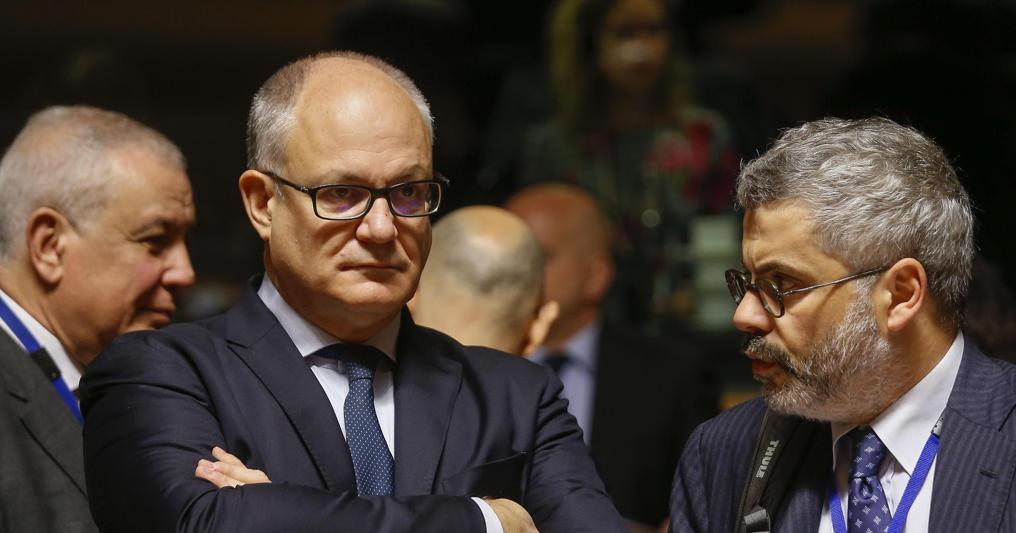A sinistra, il ministro dell’Economia Roberto Gualtieri , intervenuto all’Ecofin (foto Epa)   