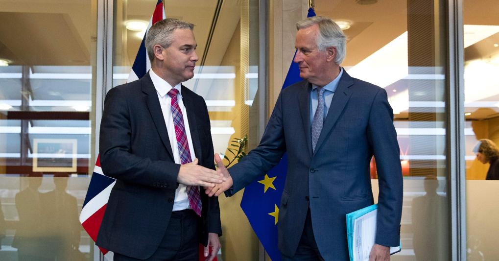 Il negoziatore capo Ue Michel Barnier con  Stephen Barclay, il ministro britannico responsabile di Brexit (Afp) 