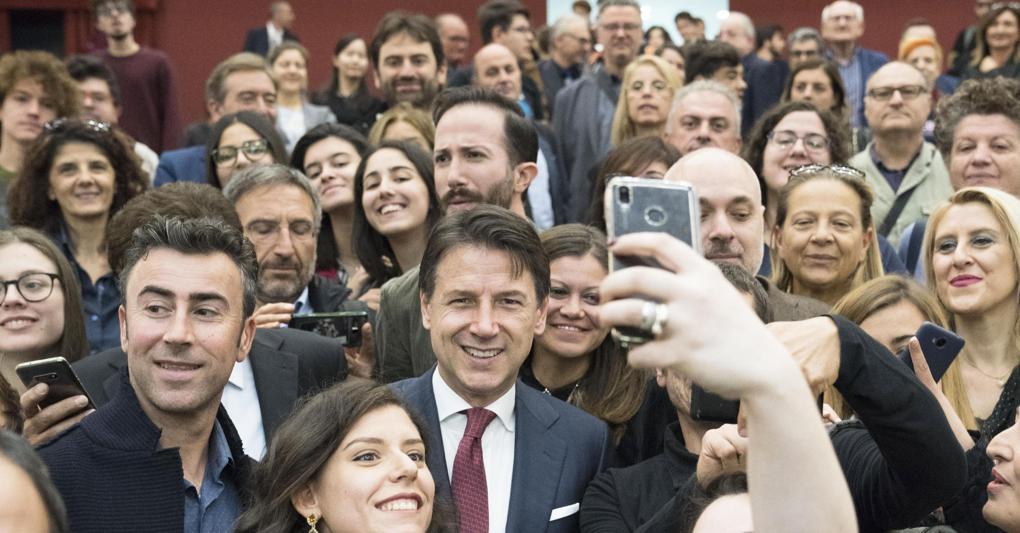 Il premier Giuseppe Conte si fa un selfie in un gremito Teatro Carlo Gesualdo di Avellino, dove è intervenuto alla commemorazione dell'ex Dc Sullo (foto Ansa)  