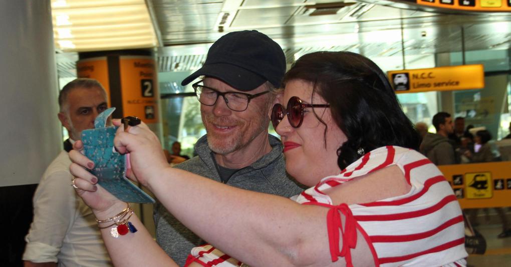 Selfie allo scalo di Fiumicino per Ron Howard, fra i protagonisti della Festa del cinema di Roma (Ansa) 
