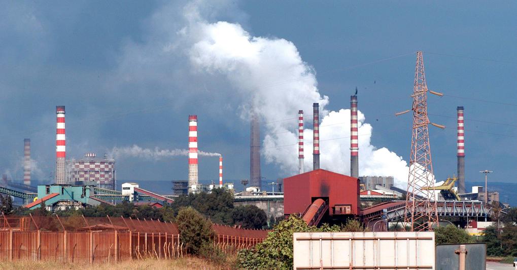 Le acciaierie ex Ilva di Taranto (foto imagoeconomica) 