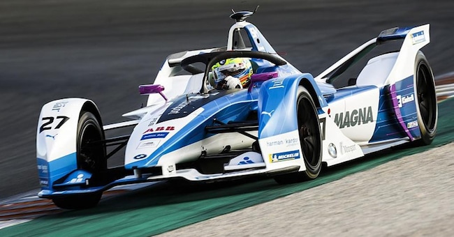 La Bmw con al voltante il debuttante Maximilian Gunter 