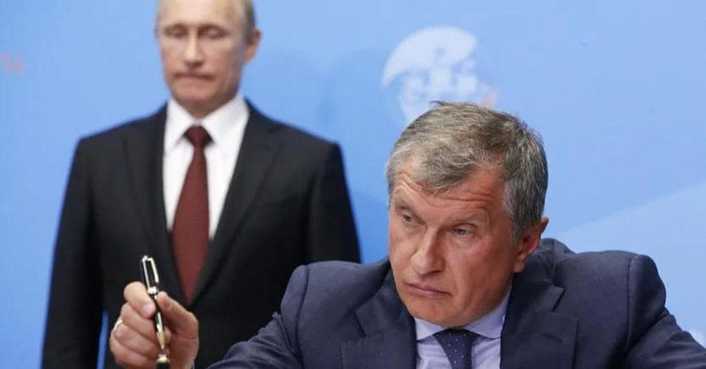 Il ceo di Rosneft Igor Sechin, alle spalle il presidente Putin 