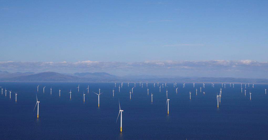 Il campo eolico offshore di Walney, a Blackpool, sulla costa occidentale della Gran Bretagna (Reuters) 