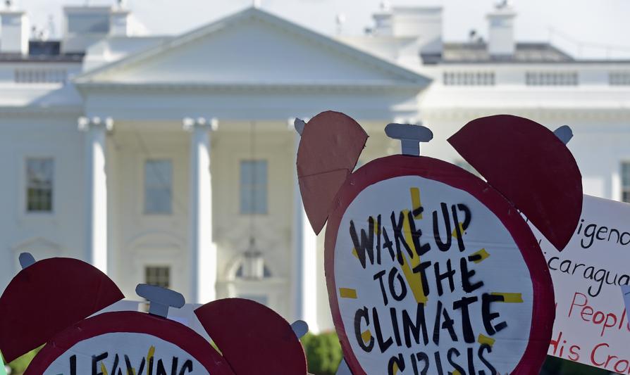 Una protesta organizzata dagli ambientalisti americani davanti alla Casa Bianca, a Washington 