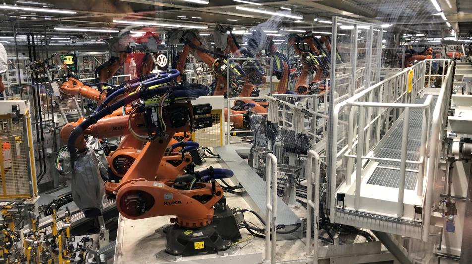 La produzione automatizzata di veicoli elettrici nello stabilimento Volkswagen di Zwickau, in Germania 