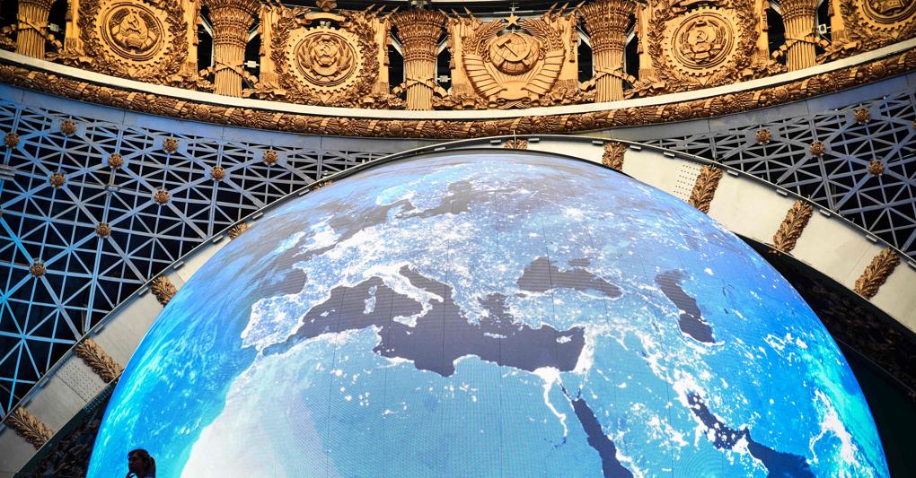 Un grande mappamondo al Padiglione dedicato allo spazio presso la VDNkh, il grande Centro Esposizioni di Mosca  