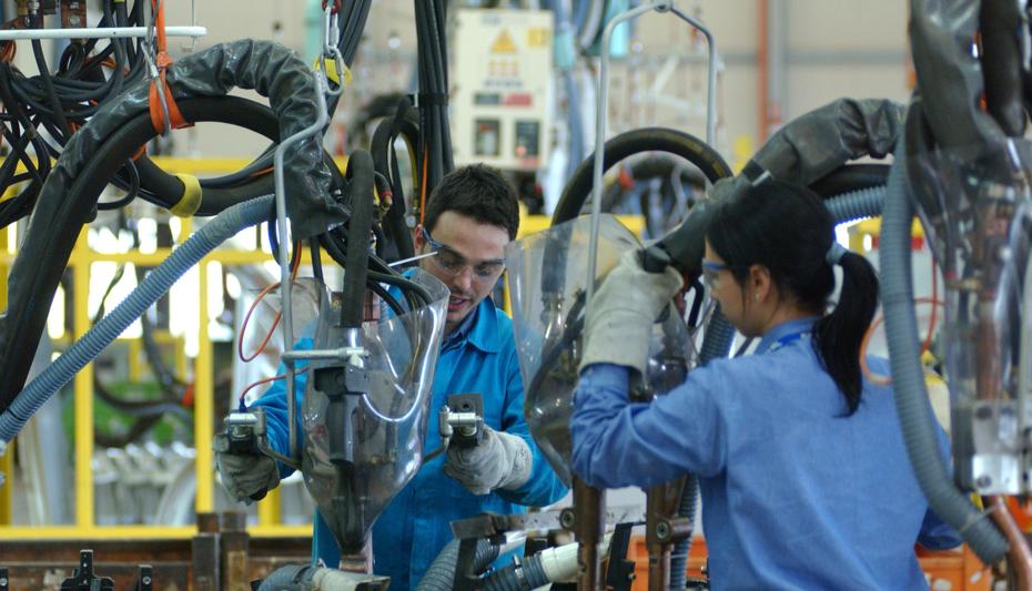 Al lavoro in uno stabilimento di costruzione di furgoni (Agf) 