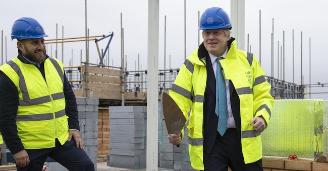 Boris Johnson (a destra) durante il suo tour elettorale (Reuters) 