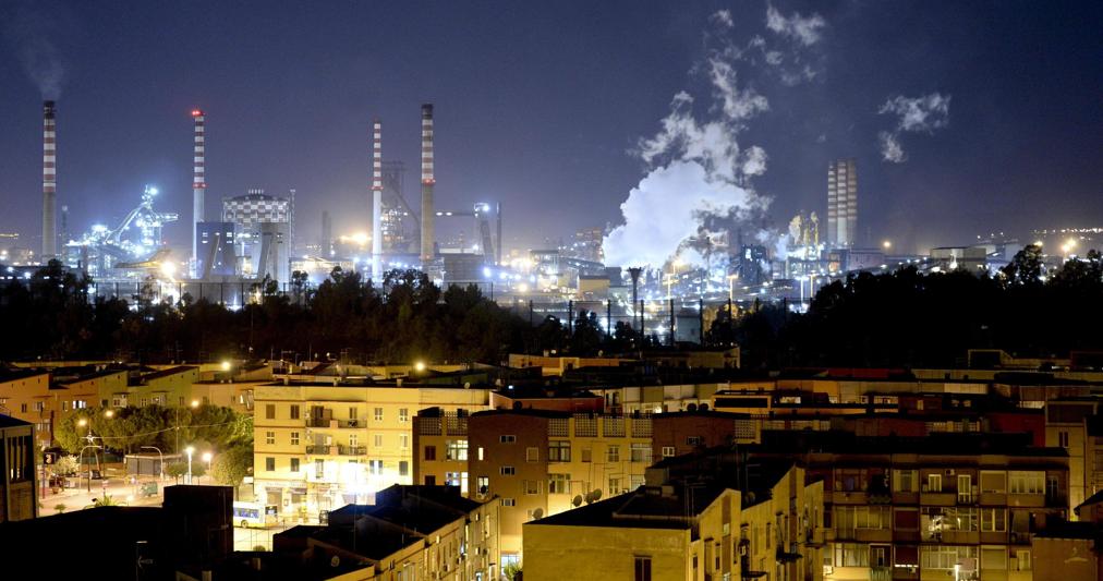 Lo stabilimento Ilva visto dai tetti del quartiere Tamburi di Taranto (Ansa)  