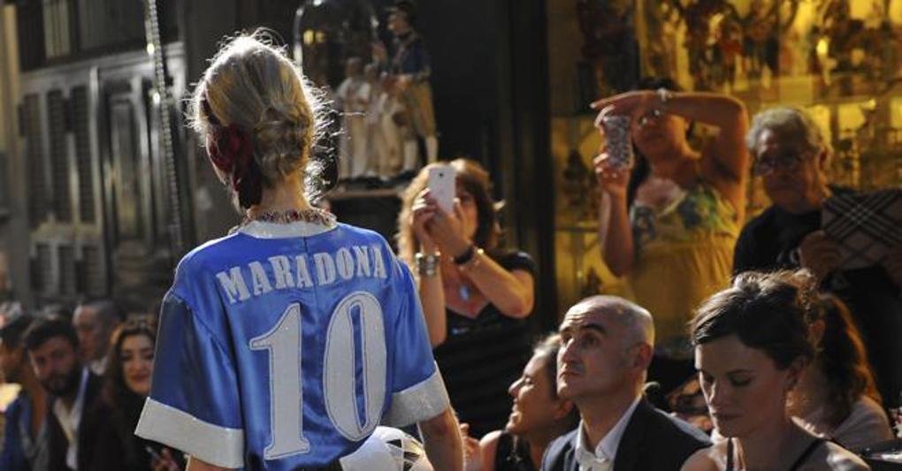 Un frame della campagna di Dolce & Gabbana ambientata a Napoli con «citazione» di Maradona 
