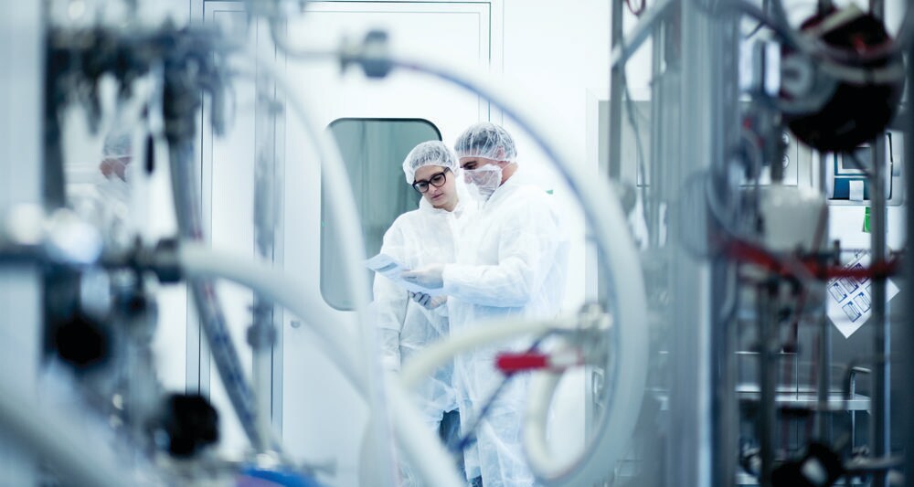 Ricercatori all’interno dei laboratori dello stabilimento Dompé all’Aquila 