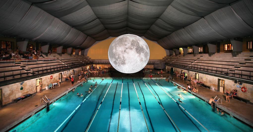 La piscina Cozzi, nel cuore di Milano, a giugno ha ospitato l’installazione «Museum of the moon» di Luke Jerram 