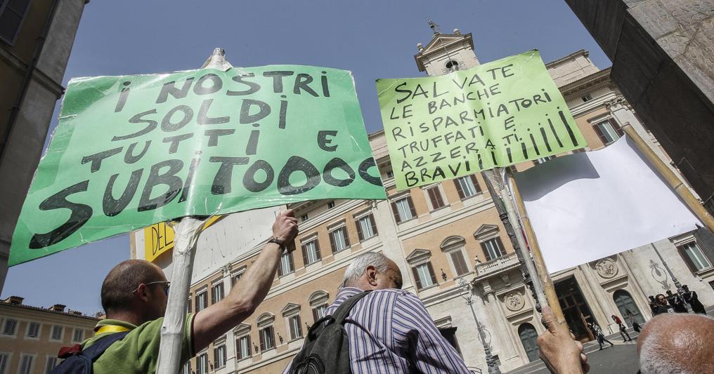 Risparmiatori manifestano davanti a Montecitorio (foto Ansa)  