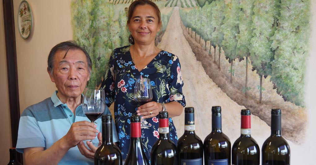 Hideyuki Miyakawa con i suoi vini 