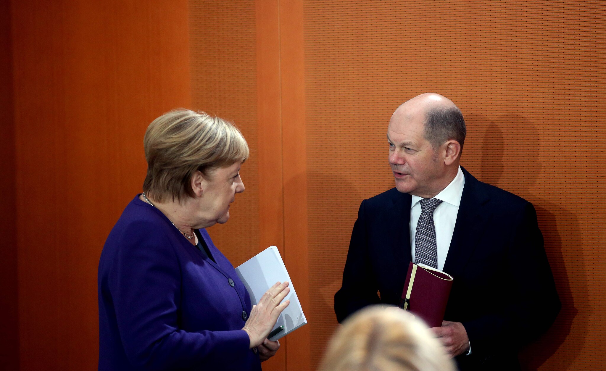 Il ministro delle Finanze tedesco Olaf Scholz con la cancelliera Angela Merkel: irritati per lo stop americano a Nord Stream 2 