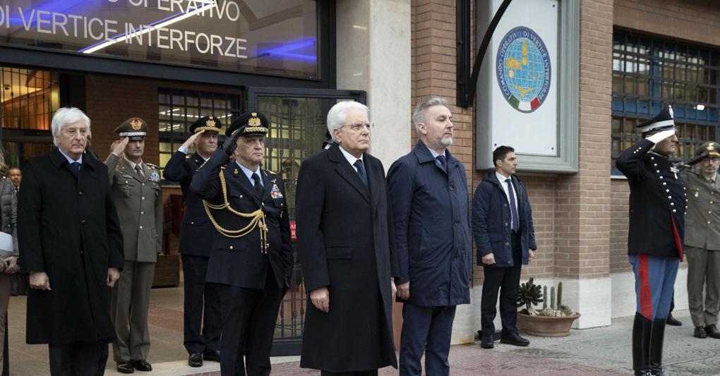 Il ministro della Difesa, Lorenzo Guerini, e il presidente della Repubblica, Sergio Mattarella (Ansa) 