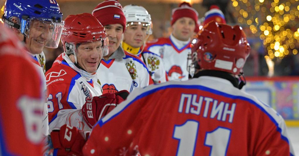 Squadra vincente. Vladimir Putin (di spalle) si è esibito insieme a un gruppo di grandi imprenditori in una partita di hockey sulla Piazza Rossa  