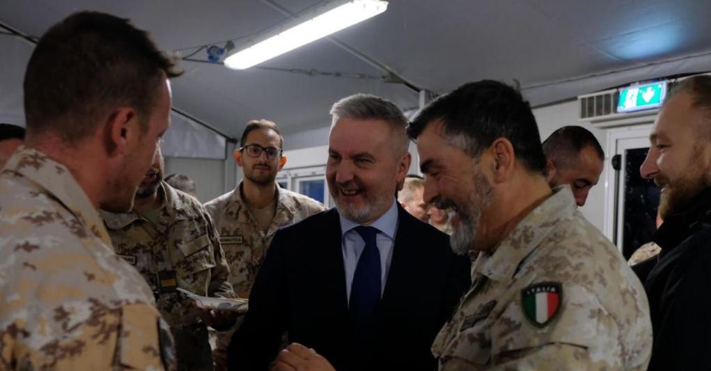 Il ministro della Difesa Lorenzo Guerini satuta i militari italiani impegnati in Iraq durante la visita nella vigilia natalizia (foto Ansa) 